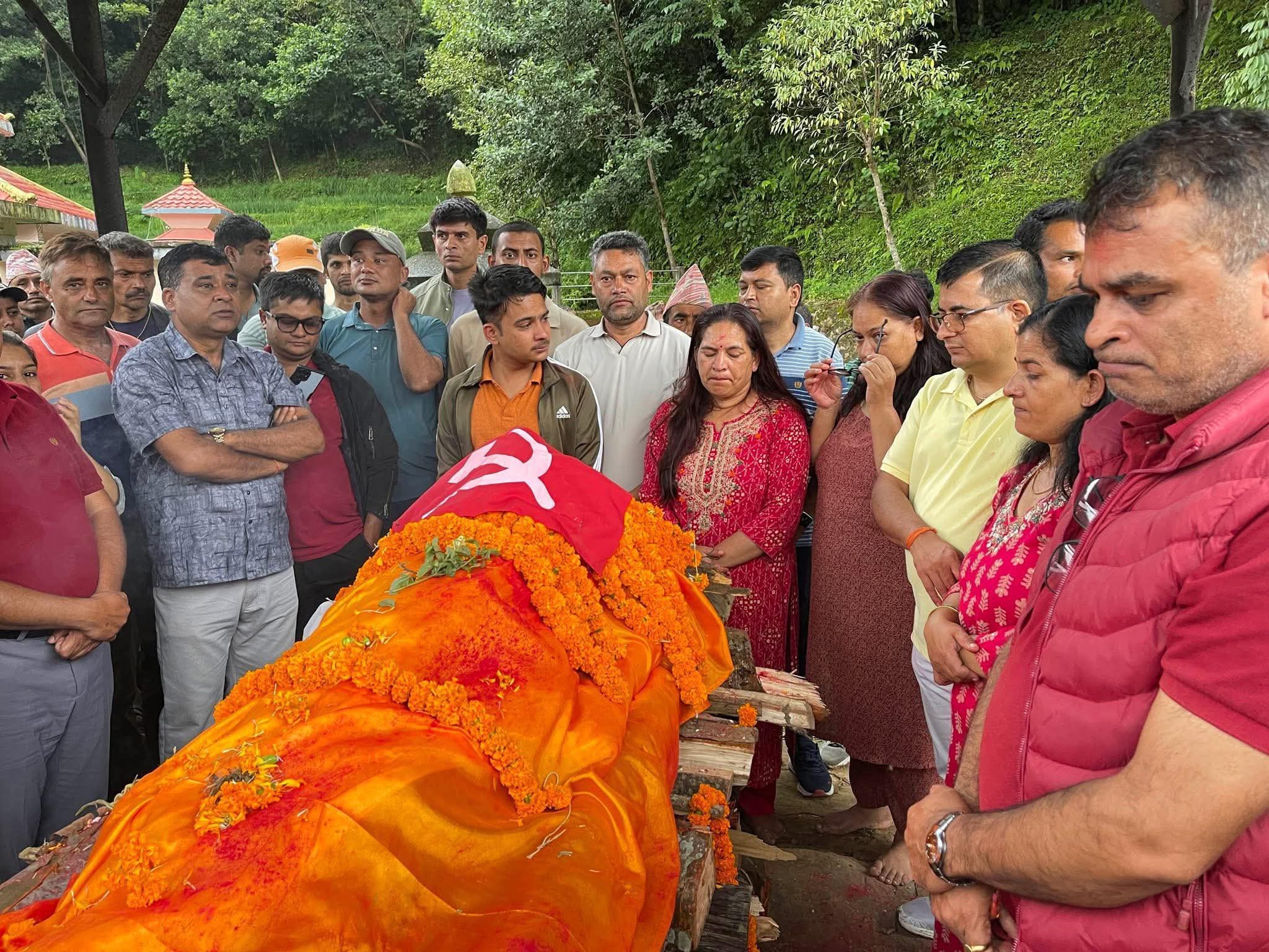 बनेपा नगरपालिका उपप्रमुखले गरिन् बुबाको अन्त्योष्टि, छोराले मात्र काजक्रिया गर्न …