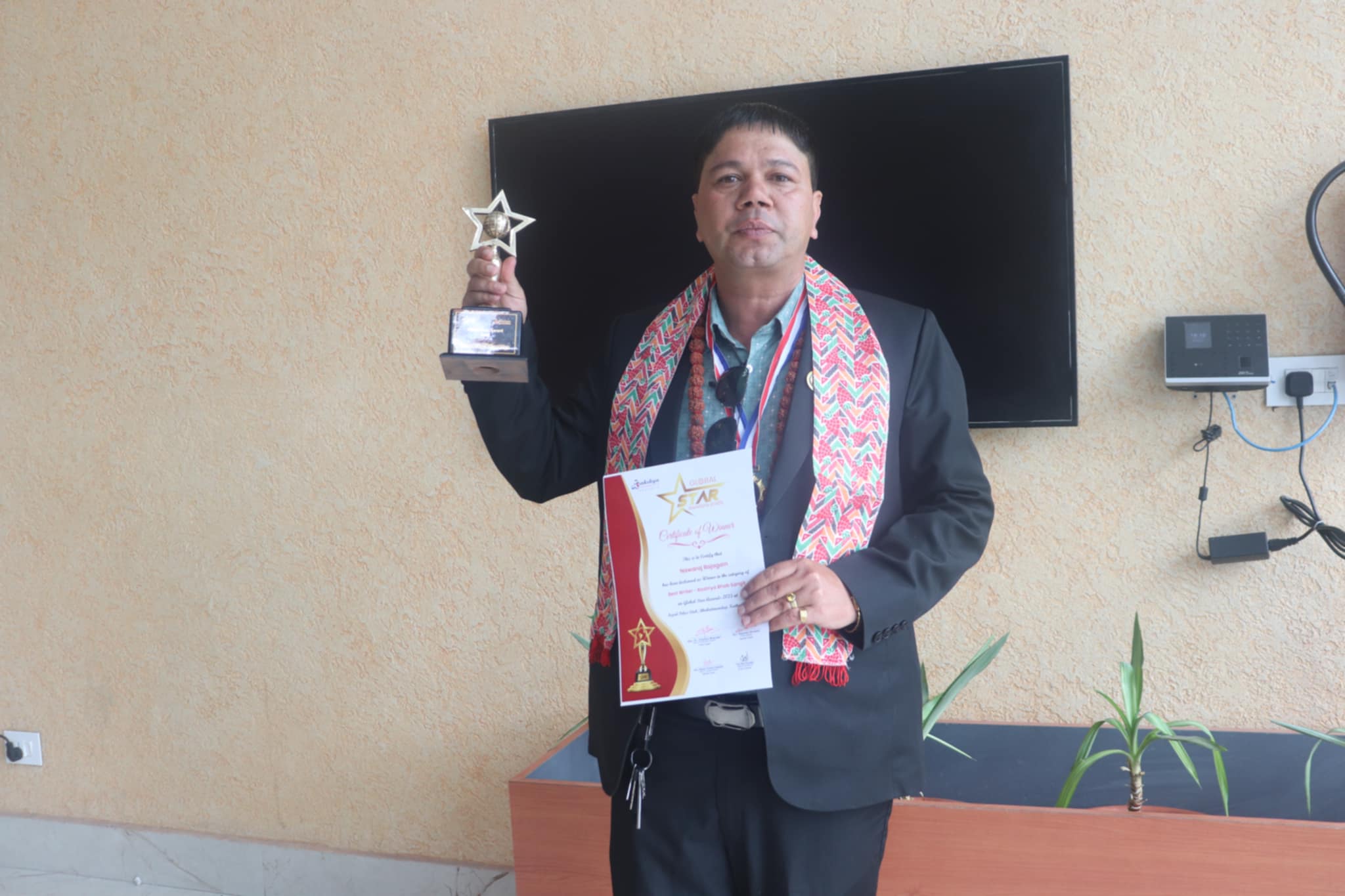 सम्पादक बजगाईलाई सम्मान, पत्रिकालाई अवार्ड