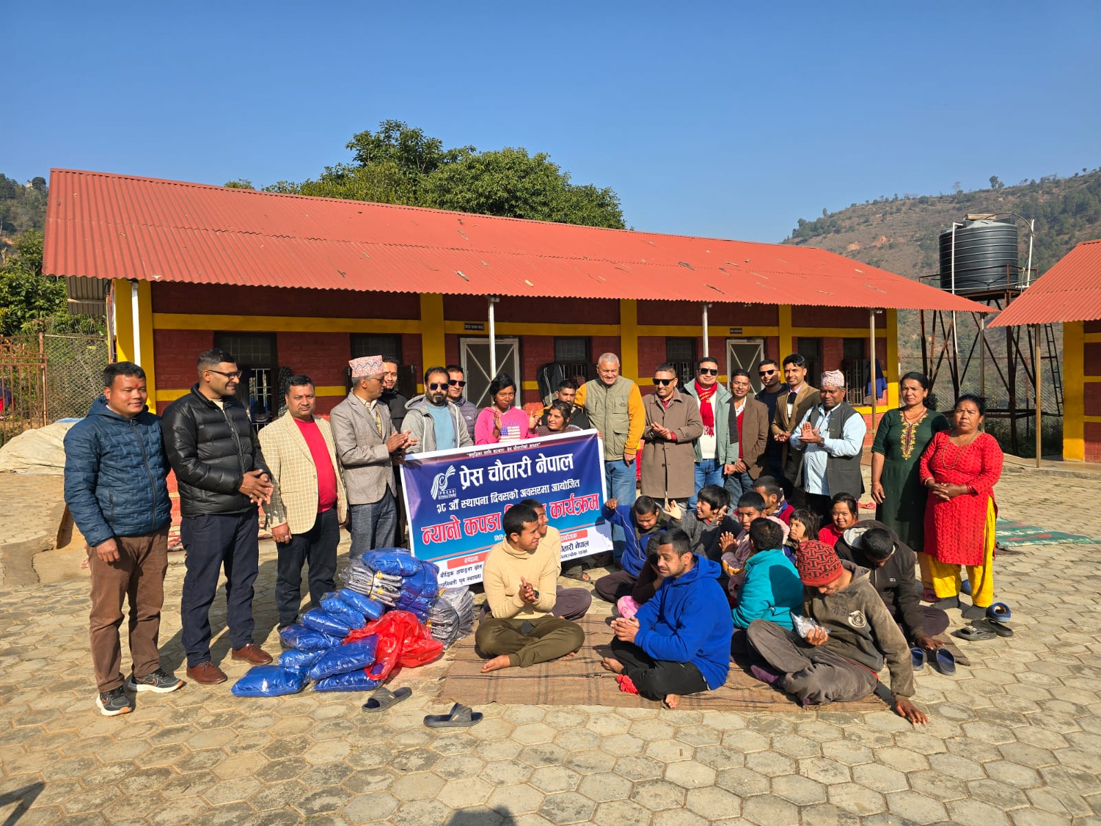 प्रेस चौतारी काभ्रेले स्थापना दिवसमा अटिजम भएका व्यक्तिलाई न्यानो कपडा …